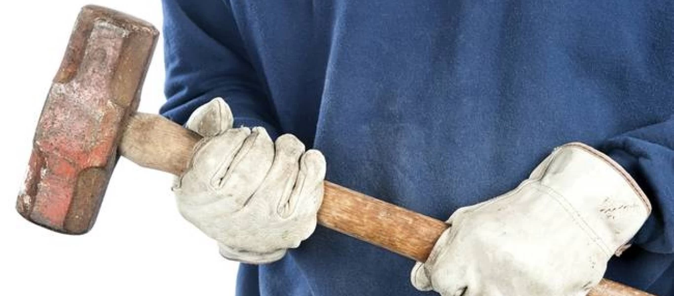 Απατημένη σύζυγος εκδικείται το κέρατο που «έφαγε» με μια... βαριοπούλα (βίντεο)